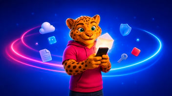 Mascota de KrediYA revisando el correo electrónico en su celular